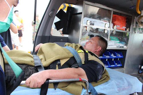据台湾“中央社”报道，在台湾金门县水域翻覆的大陆船上的船员已获救，由救护车送医诊治。