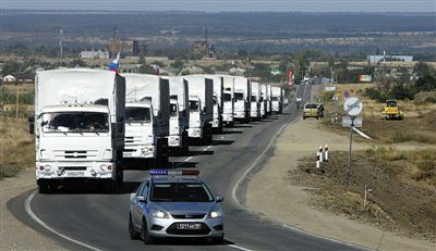 当地时间19日，俄乌边境地区，俄罗斯第三批人道主义救援车队开往乌克兰边境检查站。