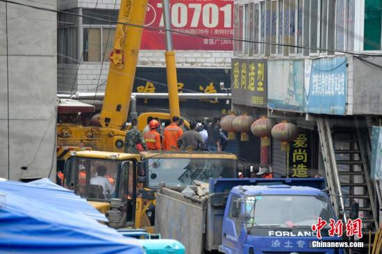 9月22日，山西省太原市小店区坞城村的农民自建房工地倒塌事故现场，救援人员在现场进行搜救。