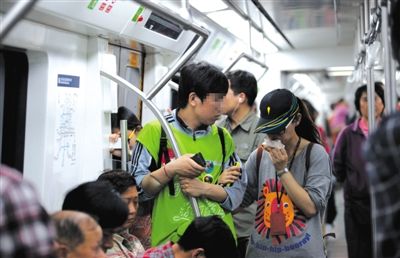 地铁14号线，一名乘客正在车厢内饮食。