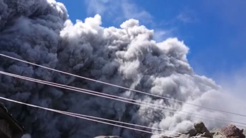 日本御岳火山爆发已导致8人受伤约250人被困（图）