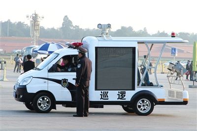 国庆节将至，昨日，天安门广场增设新型巡逻车。该车配有远射灯、显示大屏、车顶摄像头等设备。图/CFP