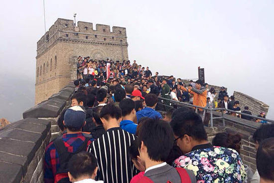 北京八达岭长城，游客在长城上艰难移动。