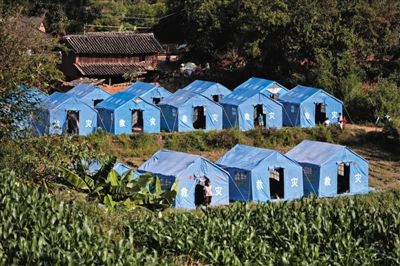 　昨日，云南省景谷县永平镇芒费村地震中70受损户，部分村民安置在帐篷里。
