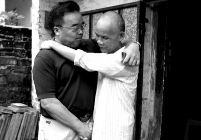 　2014年9月16日，被无罪释放的徐辉（右）和他的辩护律师相拥。