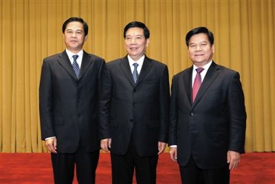 　昨日，在云南省委召开全省领导干部会议上，陈豪（左）、秦光荣（中）、李纪恒（右）合影。