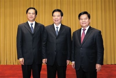 昨日,在云南省委召开全省领导干部会议上,陈豪(左)、秦光荣(中)、李纪恒(右)合影。  昨日,在云南省委召开全省领导干部会议上,陈豪(左)、秦光荣(中)、李纪恒(右)合影。