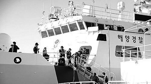 韩国海警船15日准备出发打击中国渔民。