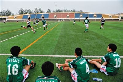 今年8月8日全民健身日，北京多处体育场地免费开放。当日多名市民在亦庄开发区体育中心免费踢球。
