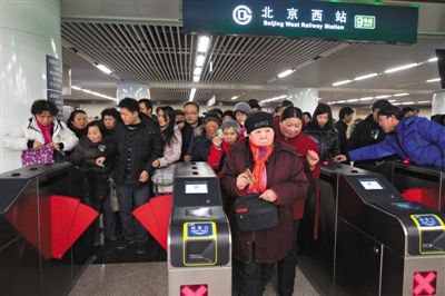 2011年12月31日，地铁9号线北京西站，首批乘客刷卡进站。