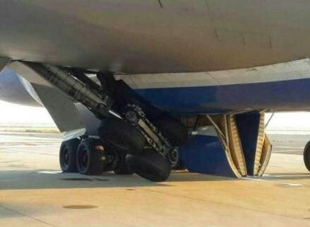 图说：波音747货机起落架发生故障。图片来源：新浪微博网友图（请私信“新民晚报新民网”以奉稿酬）