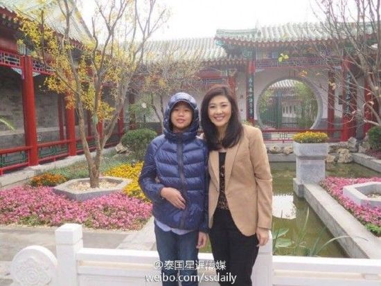 英拉和儿子在北京游玩