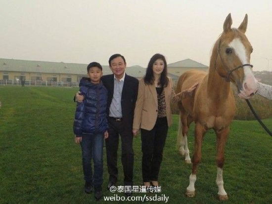英拉和儿子、哥哥他信在北京游玩