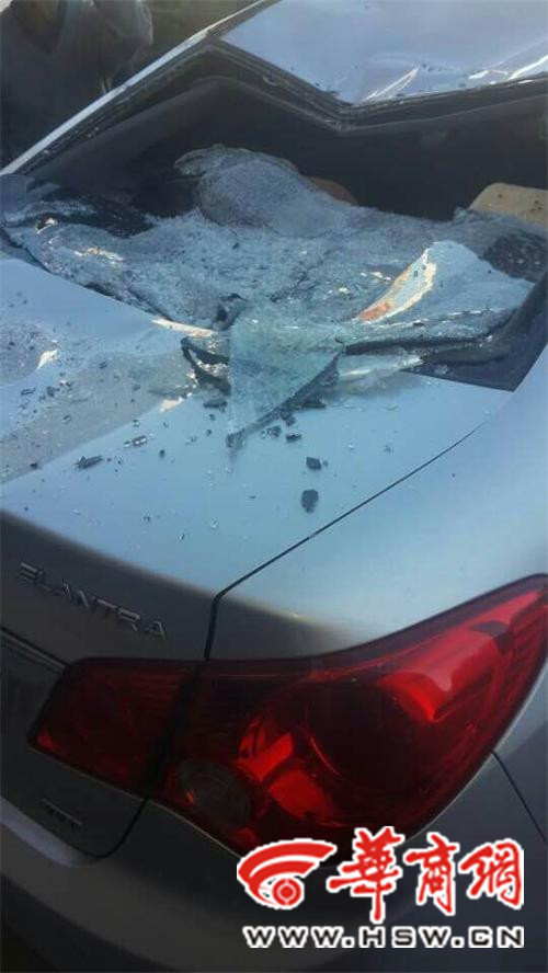 事发现场一辆伊兰特轿车后挡风玻璃破碎，车顶被砸出坑。记者 祁铭 摄