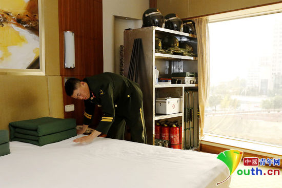 　11月7日，一名武警官兵在APEC驻地中国大饭店的房间内整理内务。