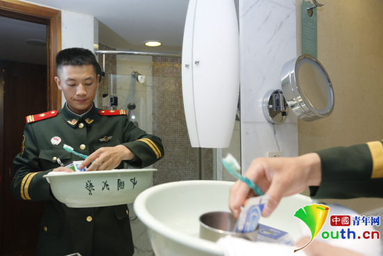 驻守APEC驻地中国大饭店的武警官兵将自己平时使用的脸盆、毛巾等带到酒店房间。