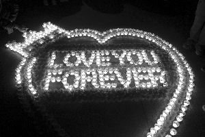 烛光形成“LOVE YOU FOREVER”的图案