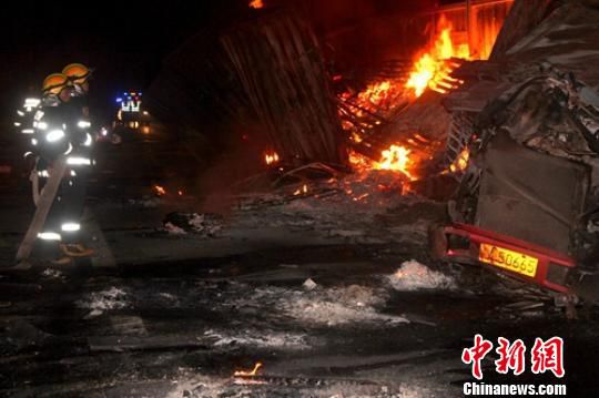 沪蓉高速四川成南段货车相撞燃烧致2死2伤