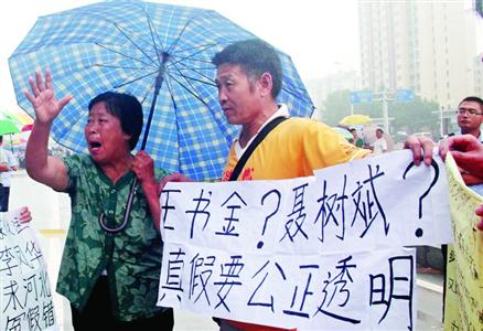 2013年7月10日,邯郸市中级人民法院门前,聂树斌母亲张焕枝接受媒体记者采访。 2013年7月10日,邯郸市中级人民法院门前,聂树斌母亲张焕枝接受媒体记者采访。