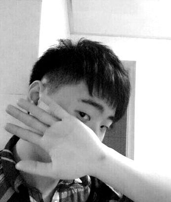 11月29日曾鹏宇在微博上发的剪发后的照片。
