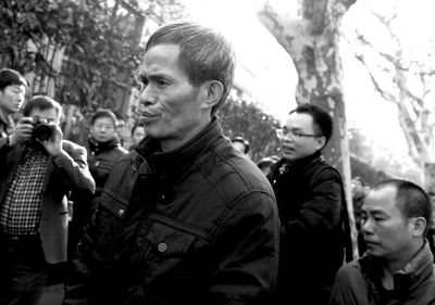 被告人林森浩的父亲林尊耀准备进入法院。