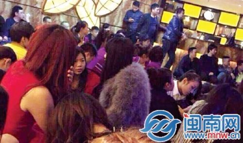 酒店内，男男女女被分开而坐