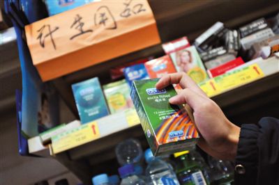 清苑路“世纪华联超市清友园店”的货架上，摆放着购自网店的“高仿”避孕套。