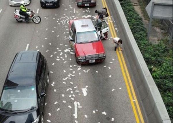 香港一运钞车钱箱跌出车外 大量纸币散落马路