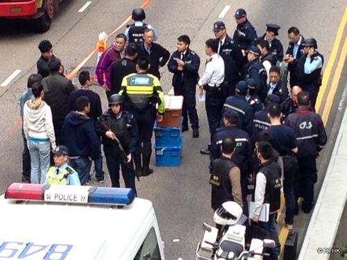 香港一运钞车钱箱跌出车外纸币散落马路（图）