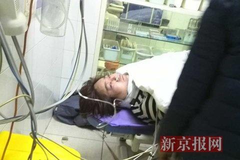 正在306医院接受抢救的伤者。新京报记者 孔晓琦 摄