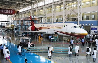 5月21日，上海，中国商用飞机公司工厂的ARJ21-700飞机模型。图/CFP