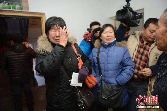 12月15日，李三仁夫妇邻居得知判定呼格吉勒图无罪后哭起来，并要求严惩凶手。