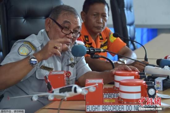 印尼就救援人员打捞起飞行数据记录仪一事召开新闻发布会。