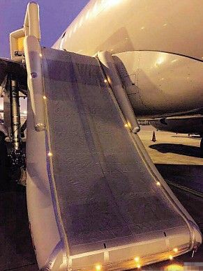 微博流传的西部航空航班安全门被打开的样子