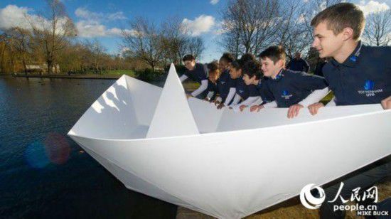 南伦敦公园惊现3.7米长巨型折纸船