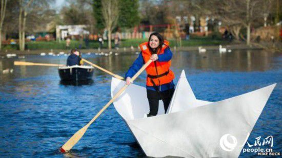 南伦敦公园惊现3.7米长巨型折纸船