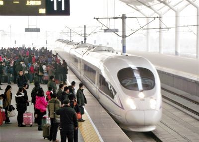 　2014年1月3日，江苏徐州，旅客在等候乘坐京沪高铁和谐号动车组列车。图/CFP