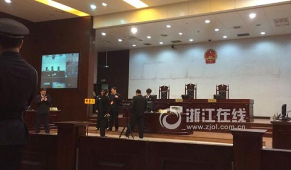 杭州公交纵火案嫌犯躺病床受审
