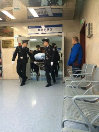 杭州公交纵火案嫌犯躺病床受审