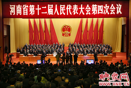 2月1日下午，河南省第十二届人民代表大会第四次会议在圆满完成大会的各项议程后胜利闭幕