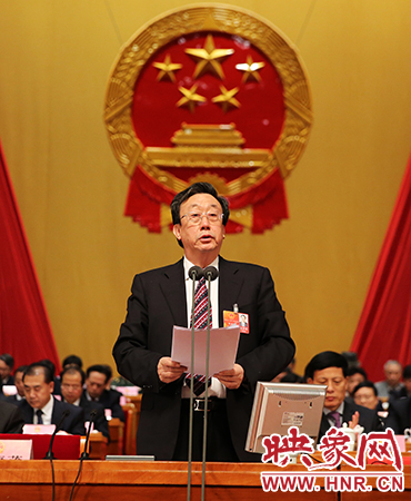 在表决通过各项决议后，省委书记、省人大常委会主任郭庚茂作出讲话