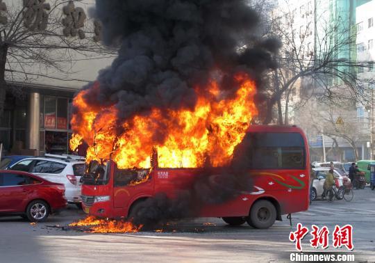 石家庄街头一中巴车发生自燃 瞬间变空壳 石家庄街头一中巴车发生自燃 瞬间变空壳