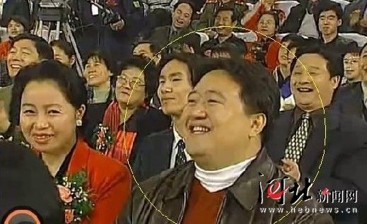 该名男子连续多年在春节晚会中出现，被网友称为“十年最牛笑脸哥”。