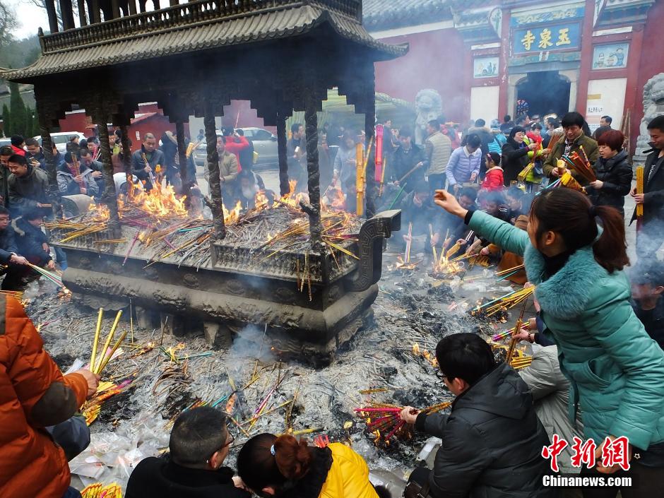 大年初五全国各地民众烧香拜财神