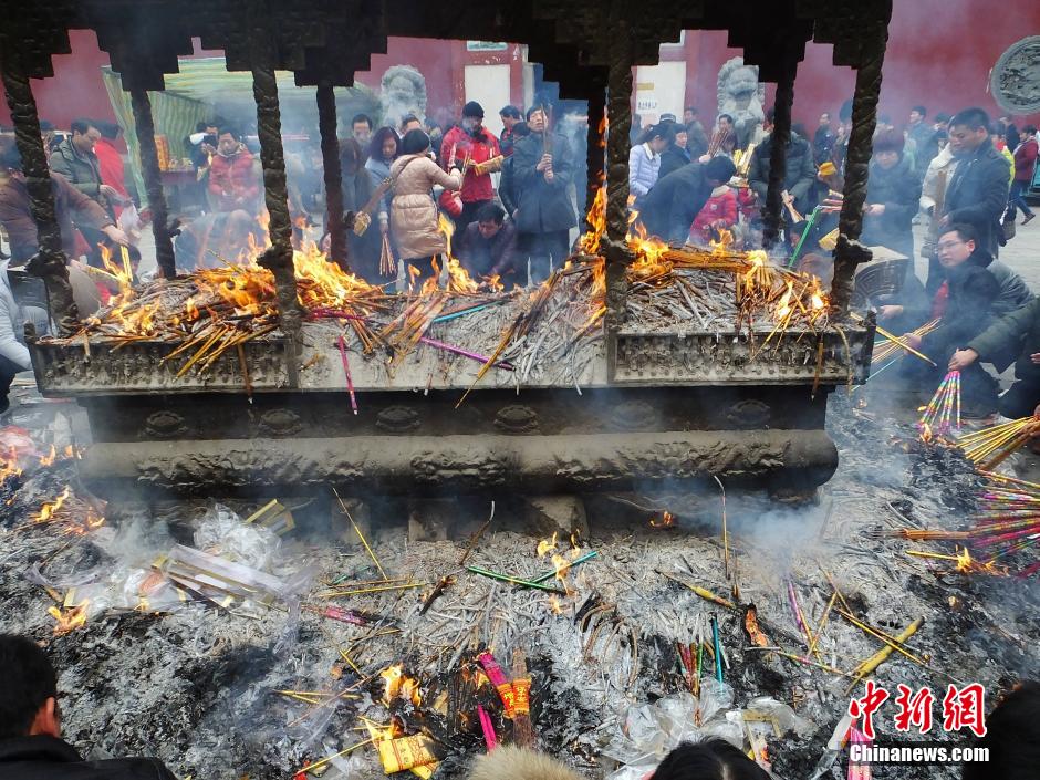 大年初五全国各地民众烧香拜财神