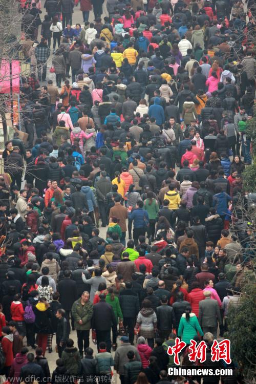 大年初五全国各地民众烧香拜财神