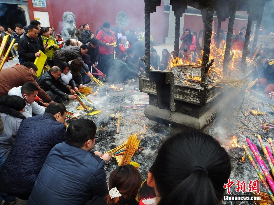 大年初五全国各地民众烧香拜财神