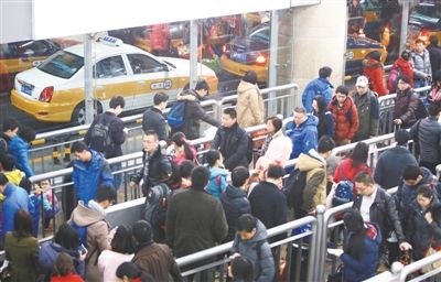 昨日，北京西站北广场地下出租车枢纽，乘客至少要排半个小时才能打到出租车。