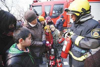 　19日，陶然亭公园，消防员在向游客讲解灭火器的使用。