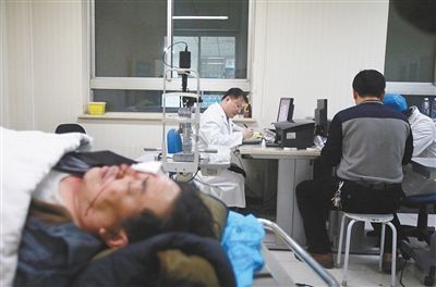 　除夕夜，同仁医院急诊室，平谷一男子被礼花弹炸伤。